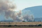 Φωτιά στο Κορωπί: Καίει χαμηλή βλάστηση και απορρίμματα, ήχησε το 112