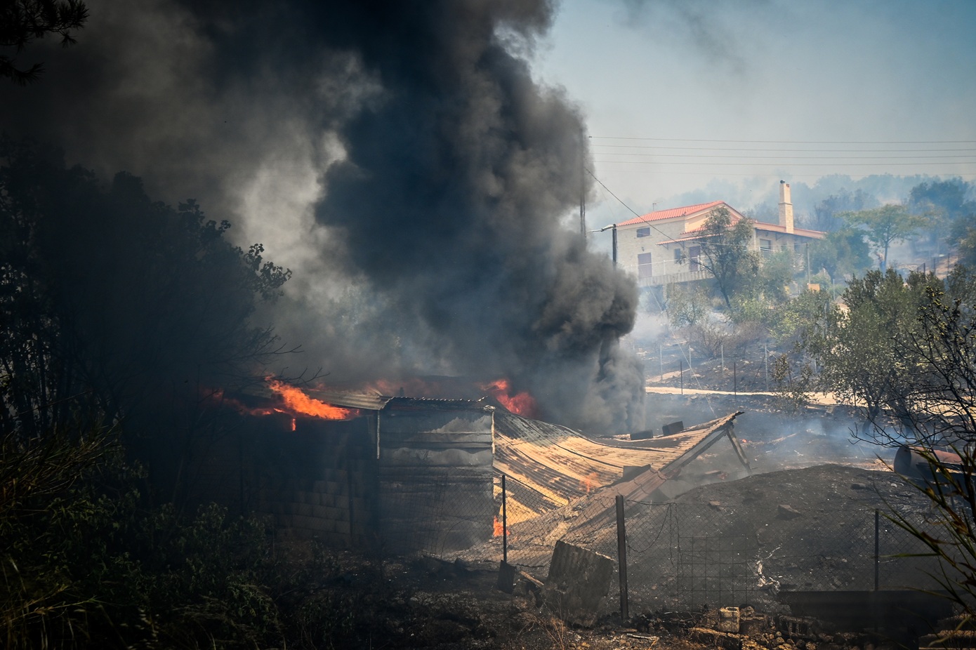 Μάχη με τις φλόγες στις Νεραντζιές Αιγιάλειας – Αυξημένη ετοιμότητα στο Φίχτι Αργολίδας για πιθανές αναζωπυρώσεις
