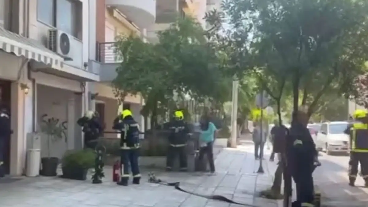 Θεσσαλονίκη: Απεγκλωβισμός γυναίκας από φλεγόμενο διαμέρισμα στην Καλαμαριά