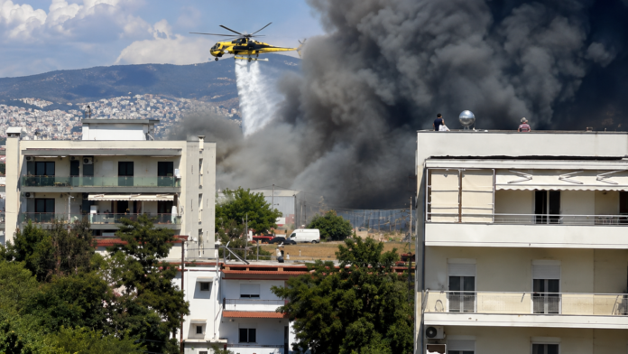Φωτιά στο Καλοχώρι: συνεχίζεται η επιχείρηση κατάσβεσης