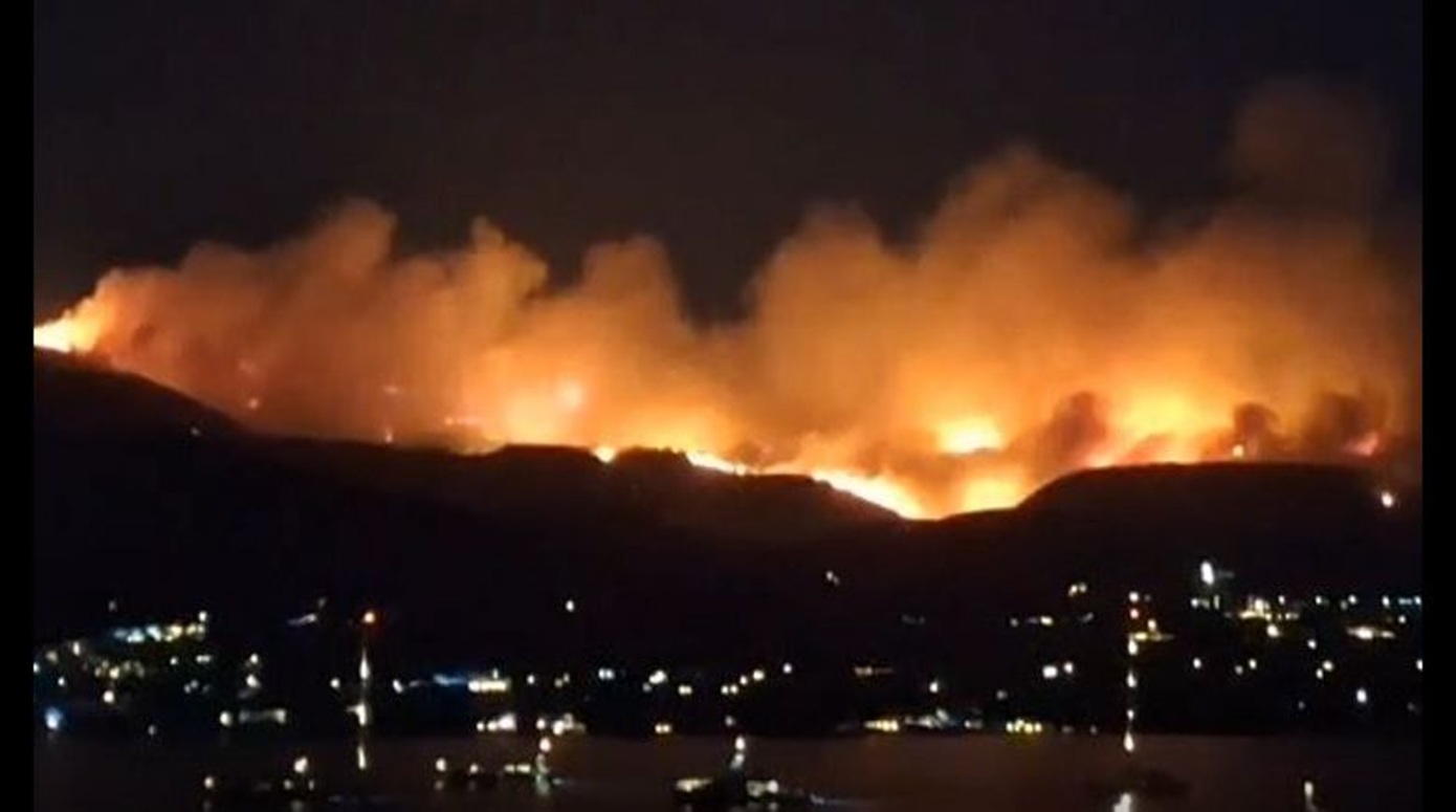 Πύρινο μέτωπο στην Πάρο απειλεί οικισμούς – Εκκενώθηκαν πέντε περιοχές