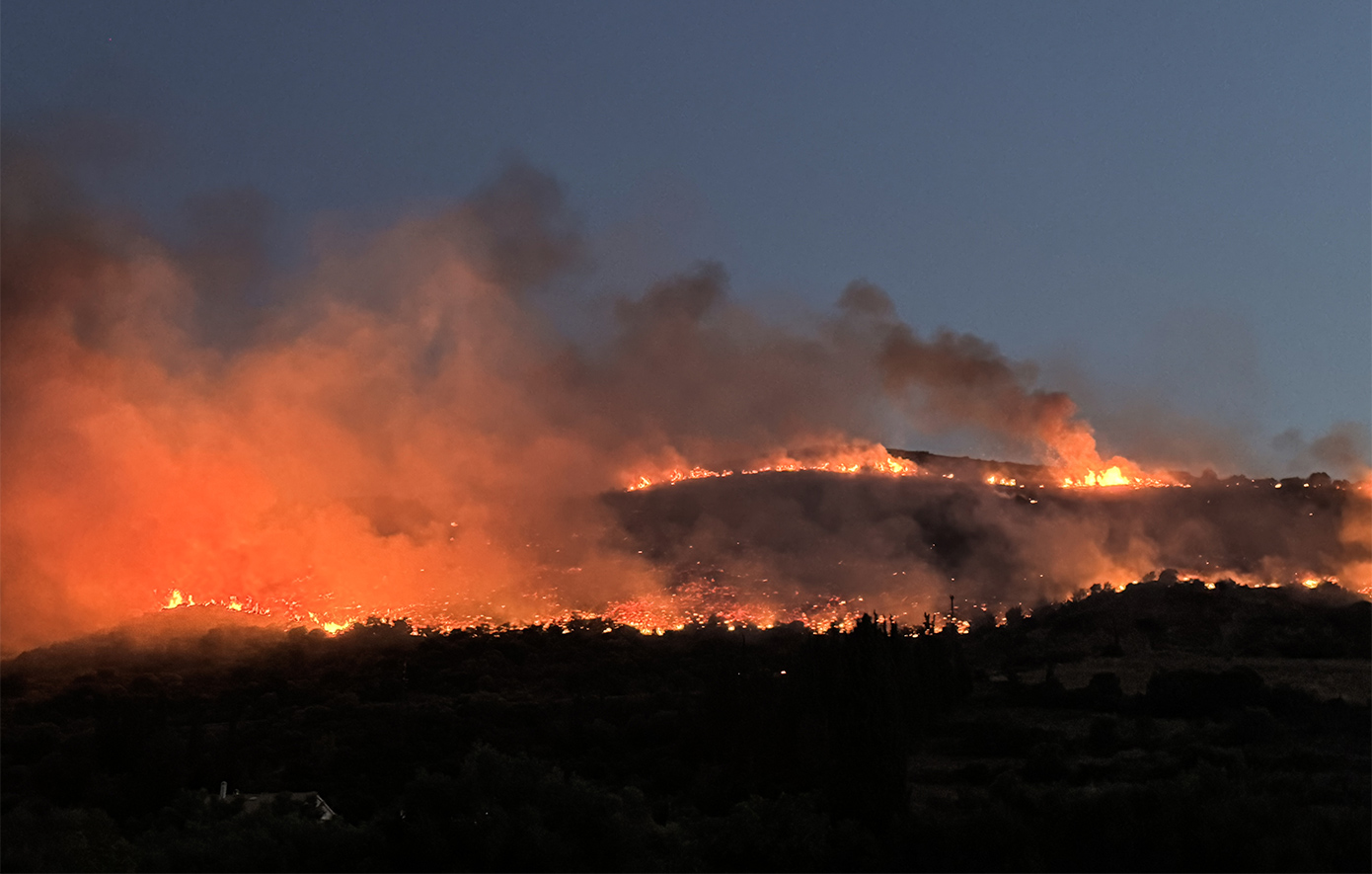 Πυρκαγιά στην Κάλυμνο – Μάχη για να περιοριστεί το μέτωπο