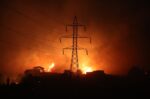 Ωραιόκαστρο: Εκκενώσεις οικισμών, καμένα εργοστάσια και προσαγωγή 76χρονου από τη φωτιά – Ολονύχτια η μάχη με τις φλόγες