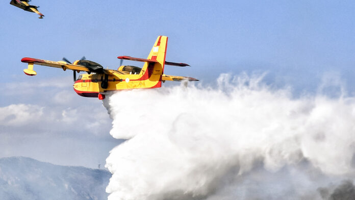 Φωτιά στη Φθιώτιδα: Εκκενώνεται η Σφάκα – Επιχειρούν 12 εναέρια και ενισχύονται συνεχώς οι πυροσβεστικές δυνάμεις
