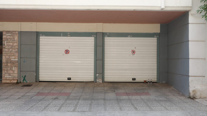 Πειραιάς: Νεκρό ζευγάρι και προειδοποίηση ότι 5 λεπτά αρκούν για υπνηλία και θάνατο από αέρια αυτοκινήτου σε κλειστό χώρο