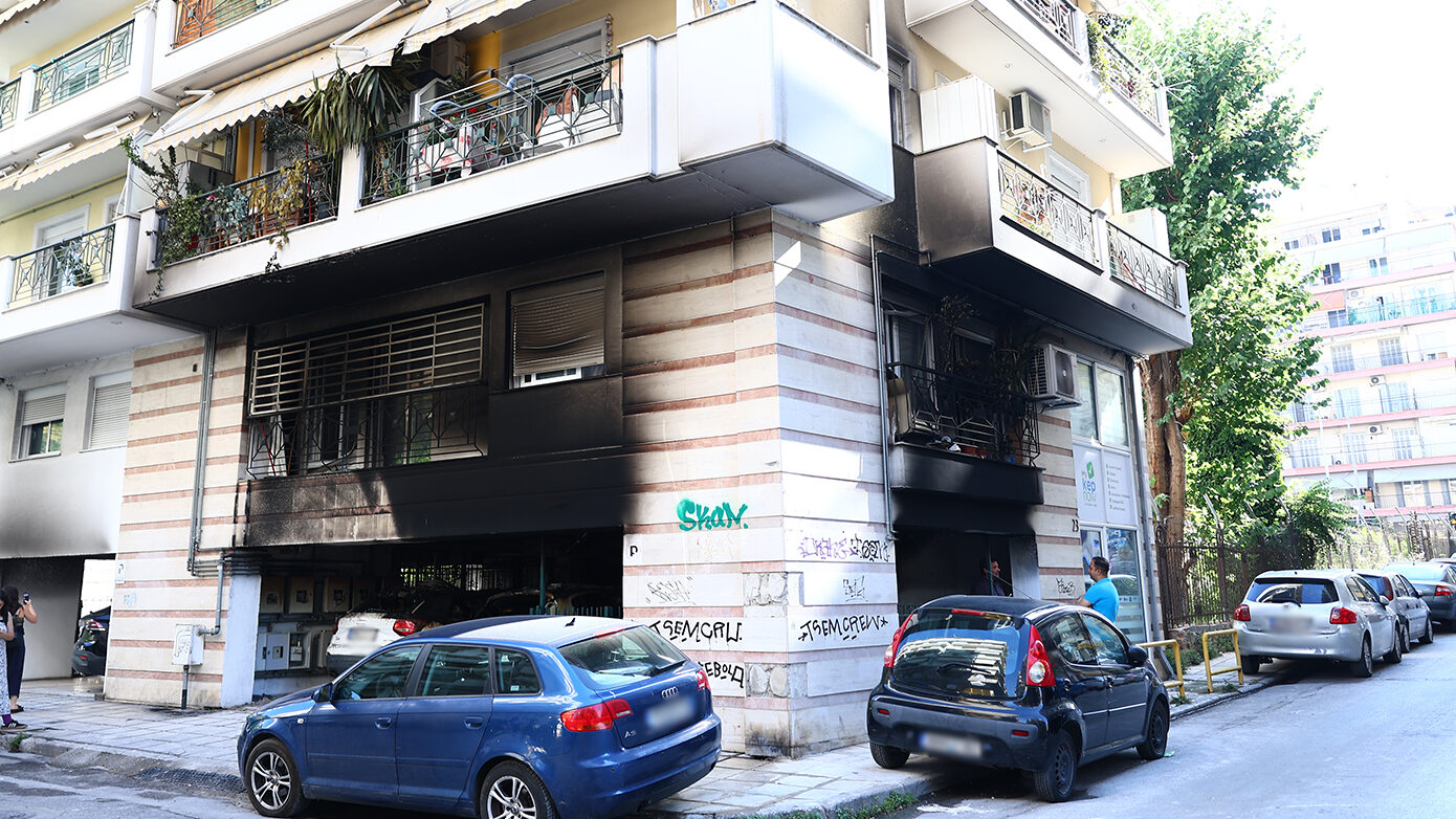 Κυβέρνηση για τους εμπρησμούς στη Θεσσαλονίκη: «Όσο πέφτουν οι κουκούλες, πρέπει να πέφτουν και οι μάσκες»