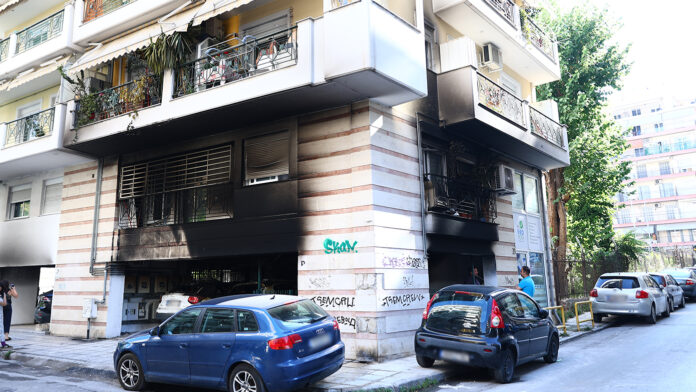 Κυβέρνηση για τους εμπρησμούς στη Θεσσαλονίκη: «Όσο πέφτουν οι κουκούλες, πρέπει να πέφτουν και οι μάσκες»
