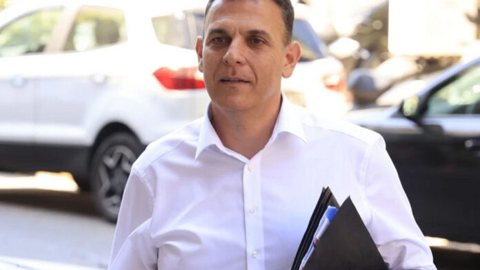 Γιώργος Καραμέρος παραιτήθηκε από βουλευτής του ΣΥΡΙΖΑ και από κάθε κομματική ιδιότητα – Επιστρέφει την έδρα στο κόμμα
