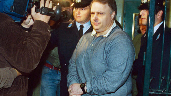 Ο τραπεζίτης που έχτισε μια εκδοτική αυτοκρατορία για να κάνει δουλειές και να επηρεάζει την κυβέρνηση και η αποκάλυψη ενός σκανδάλου μεγατόνων