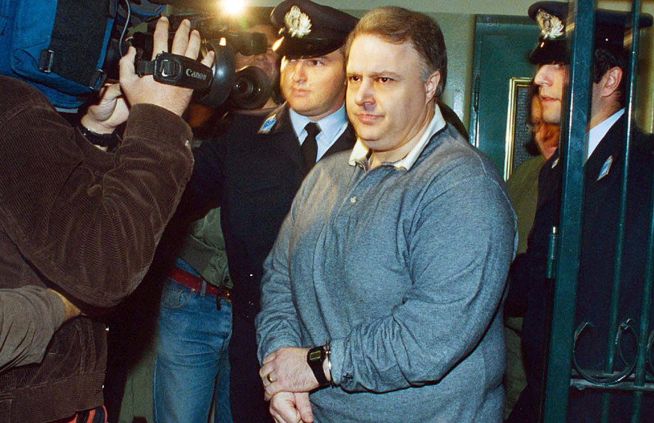 Ο τραπεζίτης που έχτισε μια εκδοτική αυτοκρατορία για να κάνει δουλειές και να επηρεάζει την κυβέρνηση και η αποκάλυψη ενός σκανδάλου μεγατόνων