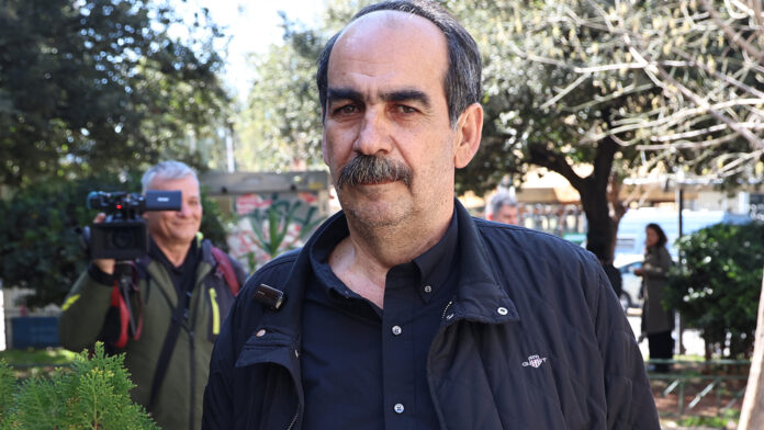 Γιώργος Ξυλούρης στο εδώλιο για το αδίκημα της ψευδούς κατάθεσης – Ο «φραπές» και η στάση του στην Εξεταστική