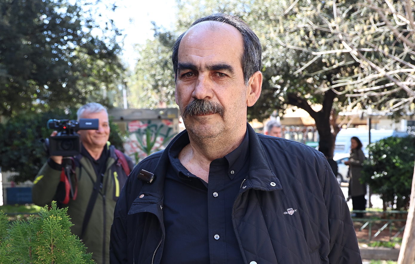 Γιώργος Ξυλούρης στο εδώλιο για το αδίκημα της ψευδούς κατάθεσης – Ο «φραπές» και η στάση του στην Εξεταστική
