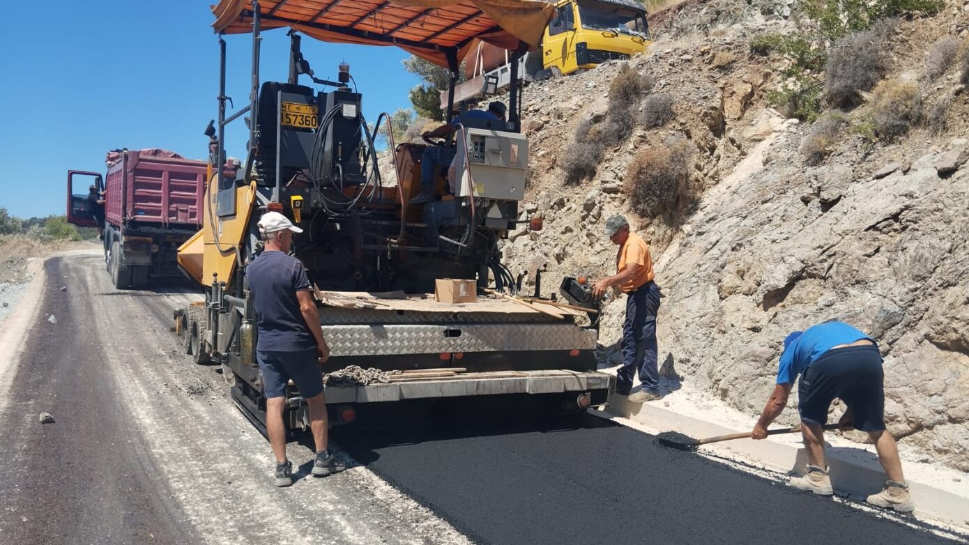 Δήμαρχος Μυτιλήνης σε έργα ασφαλτόστρωσης