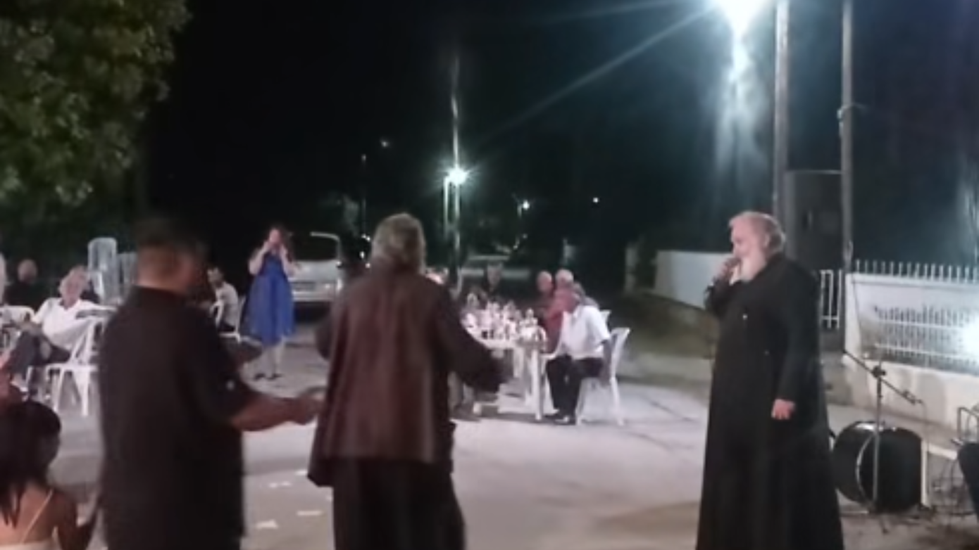 Ιερείς σε πανηγύρι στις Σέρρες: ο ένας τραγούδησε «Της Γερακίνας γιος», ο άλλος χόρεψε ζεϊμπέκικο