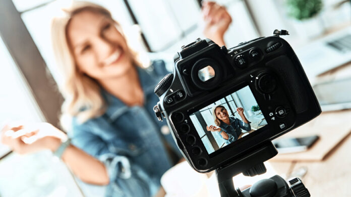Διαφήμιση μέσω influencers: Πώς λειτουργούν οι καμπάνιες εκατομμυρίων