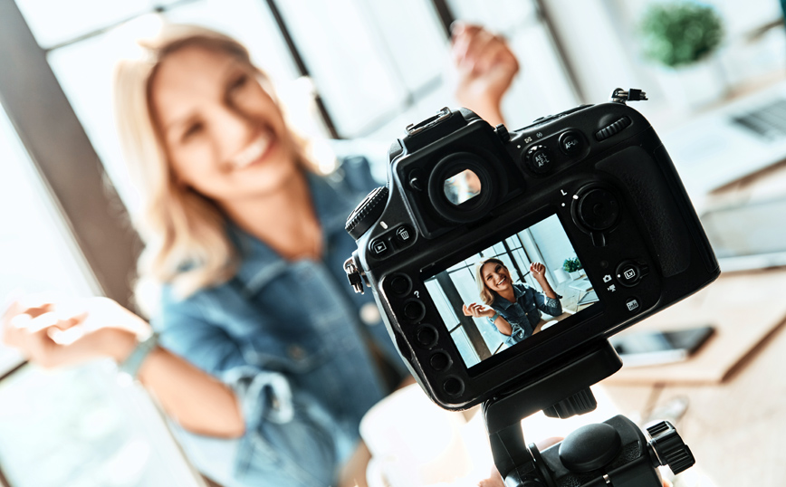 Διαφήμιση μέσω influencers: Πώς λειτουργούν οι καμπάνιες εκατομμυρίων
