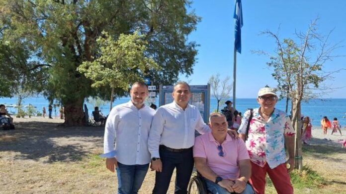 Γαλάζιες Σημαίες αναρτήθηκαν σε 5 παραλίες του Δήμου Καλαμάτας
