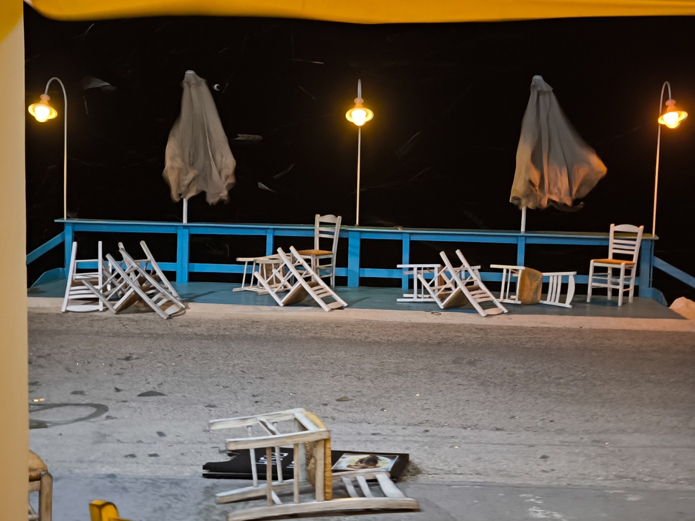 Κέρκυρα: Σφοδρή κακοκαιρία, έπεσαν δέντρα, έκλεισαν δρόμοι και προκλήθηκαν προβλήματα στην ηλεκτροδότηση