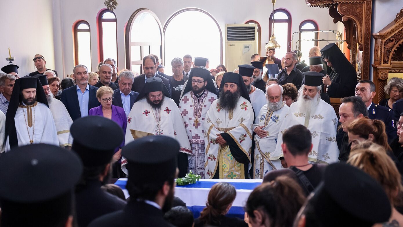 Το τελευταίο αντίο στον 25χρονο πυροσβέστη – Τα λόγια του Αρχιεπισκόπου Κρήτης