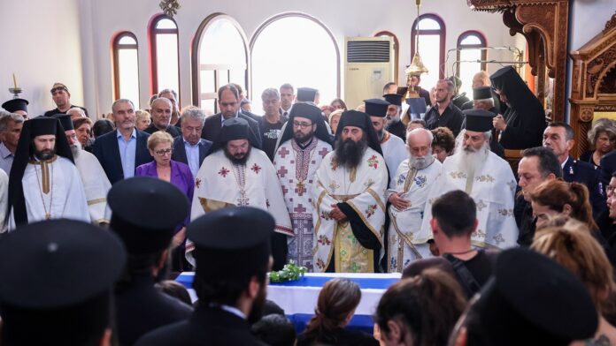Το τελευταίο αντίο στον 25χρονο πυροσβέστη – Τα λόγια του Αρχιεπισκόπου Κρήτης