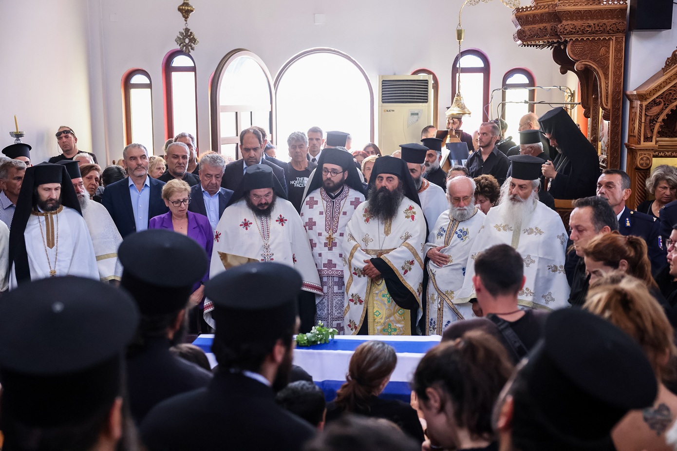 Το τελευταίο αντίο στον 25χρονο πυροσβέστη – Τα λόγια του Αρχιεπισκόπου Κρήτης