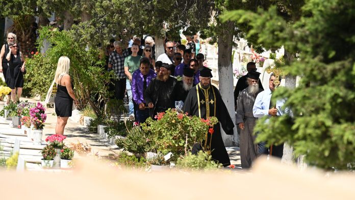Συγγενείς και φίλοι λένε το τελευταίο «αντίο» στην 41χρονη διασώστρια του ΕΚΑΒ