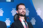 Στέλιος Κυμπουρόπουλος: Πτώση από το αμαξίδιο, κάταγμα στο γόνατο και μώλωπες στο κεφάλι