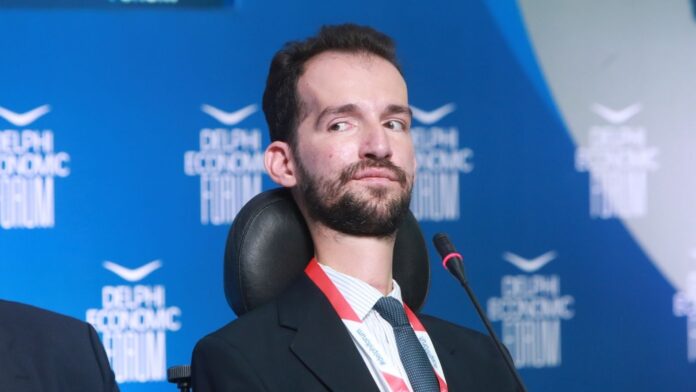 Στέλιος Κυμπουρόπουλος: Πτώση από το αμαξίδιο, κάταγμα στο γόνατο και μώλωπες στο κεφάλι