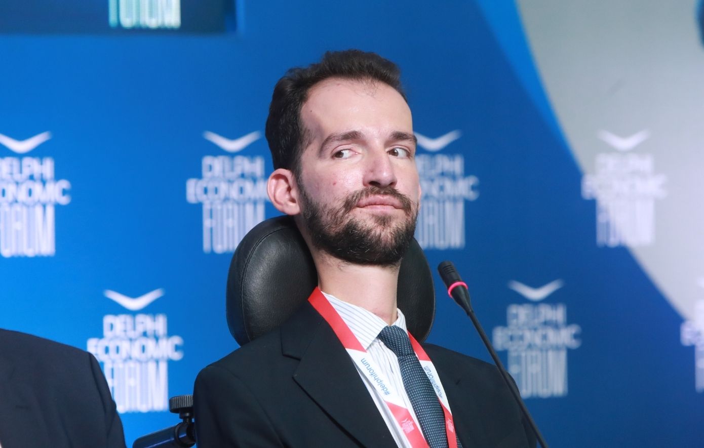 Στέλιος Κυμπουρόπουλος: Πτώση από το αμαξίδιο, κάταγμα στο γόνατο και μώλωπες στο κεφάλι