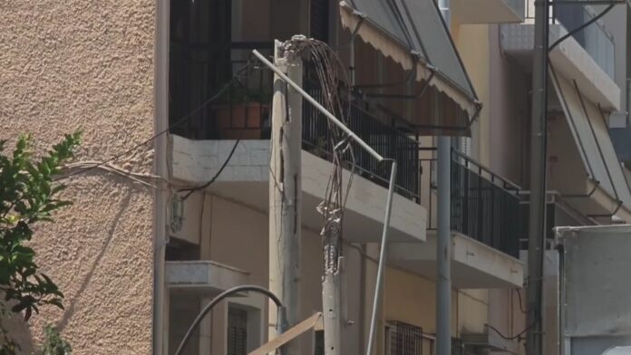 Φορτηγό μετακόμισης έπεσε σε κολόνα και την έκοψε στη μέση – Κλειστή η οδός Δεσποτάτου Μυστρά στο Ίλιον