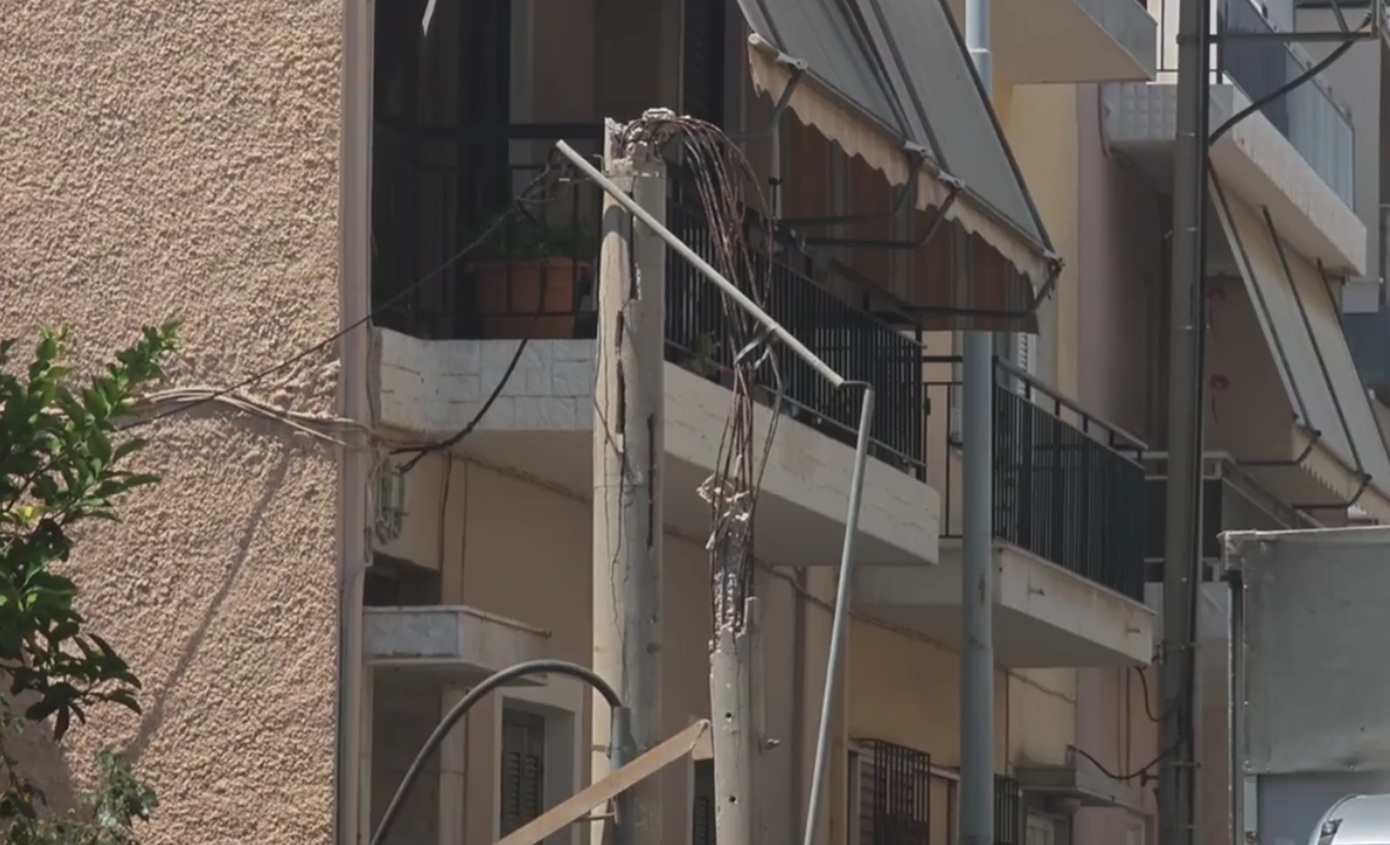 Φορτηγό μετακόμισης έπεσε σε κολόνα και την έκοψε στη μέση – Κλειστή η οδός Δεσποτάτου Μυστρά στο Ίλιον