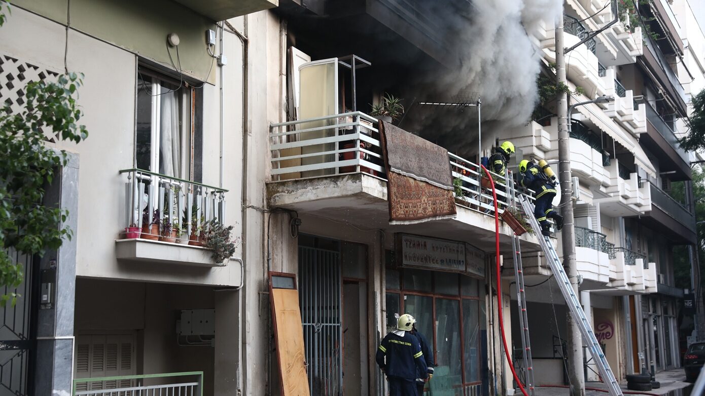 Φωτιά σε διαμέρισμα στον Πειραιά – Κάηκε ολοσχερώς το σπίτι