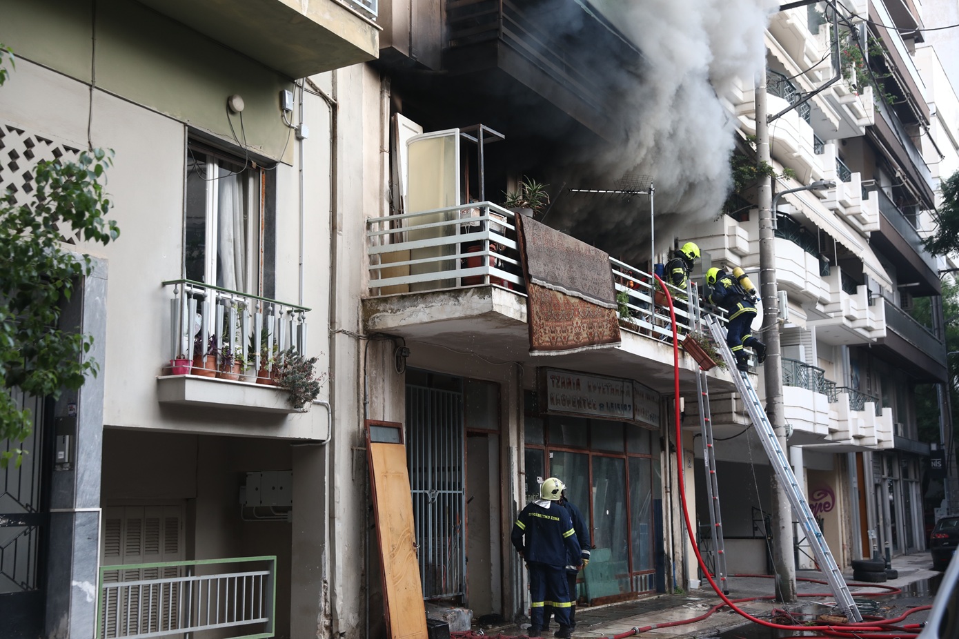 Φωτιά σε διαμέρισμα στον Πειραιά – Κάηκε ολοσχερώς το σπίτι