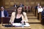 Ζωή Κωνσταντοπούλου στη Βουλή: Έκρηξη όταν ο Θεόφιλος Ξανθόπουλος επιχείρησε να κεράσει γλυκά για τη γιορτή του
