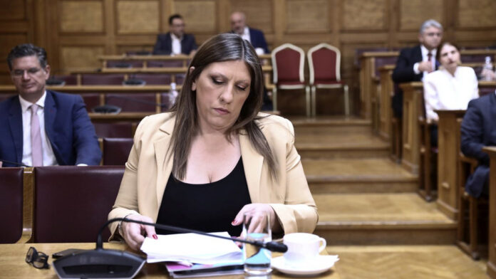 Ζωή Κωνσταντοπούλου στη Βουλή: Έκρηξη όταν ο Θεόφιλος Ξανθόπουλος επιχείρησε να κεράσει γλυκά για τη γιορτή του