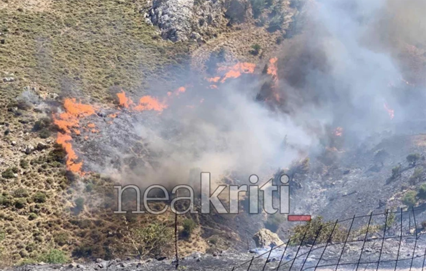 Φωτιά στο Μελιδοχώρι Ηρακλείου Κρήτης: Οι άνεμοι φυσούν με μανία και το 112 εκκενώνει οικισμούς
