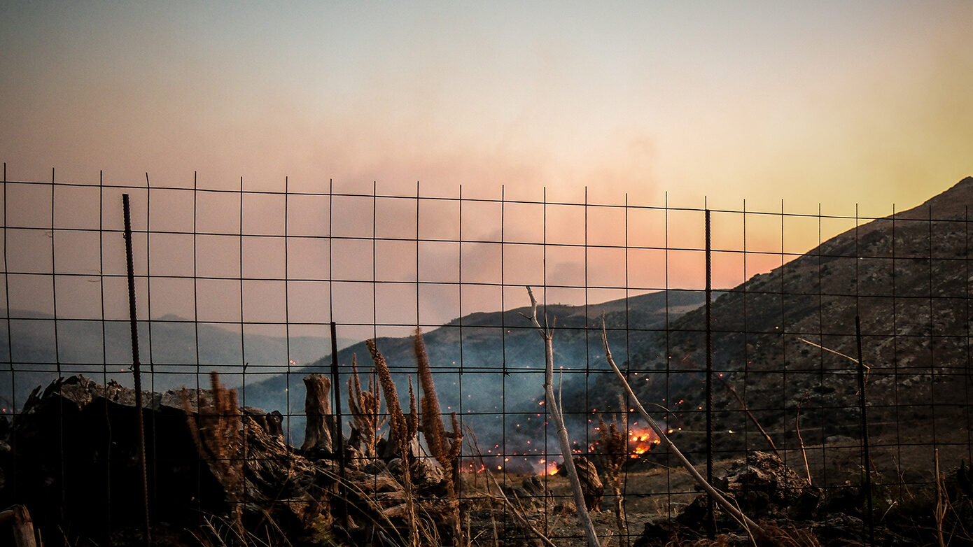 Φωτιές σε Ρέθυμνο και Πλωμάρι – Συνεχίζεται η μάχη για να σωθούν σπίτια και περιουσίες – Θρήνος για τους νεκρούς πυροσβέστες