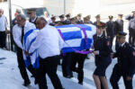 Κηδεία του 27χρονου πυροσβέστη που πέθανε στο Γύθειο – Τυλιγμένο με την ελληνική σημαία το φέρετρο