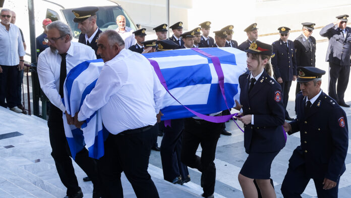 Κηδεία του 27χρονου πυροσβέστη που πέθανε στο Γύθειο – Τυλιγμένο με την ελληνική σημαία το φέρετρο