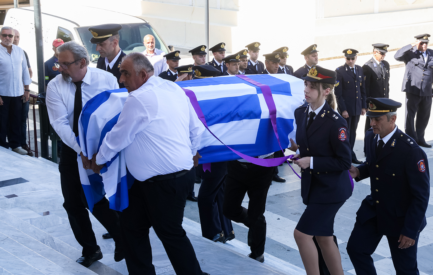 Κηδεία του 27χρονου πυροσβέστη που πέθανε στο Γύθειο – Τυλιγμένο με την ελληνική σημαία το φέρετρο