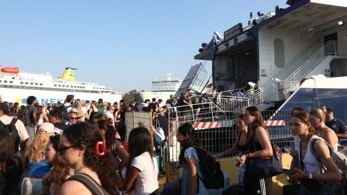 Πληρότητες 100% στα λιμάνια για τα δημοφιλή νησιά – Κορυφώνεται η έξοδος των αδειούχων του Ιουλίου