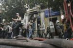 Η μαρτυρία του δημοσιογράφου που «έπιασε» πρώτος με τον φακό τους «5» της Marfin: «Είχαν στολή κανονική»