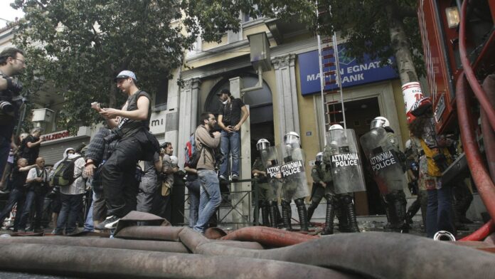 Η μαρτυρία του δημοσιογράφου που «έπιασε» πρώτος με τον φακό τους «5» της Marfin: «Είχαν στολή κανονική»