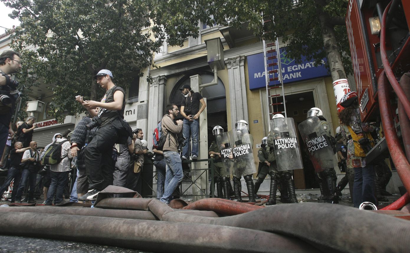 Η μαρτυρία του δημοσιογράφου που «έπιασε» πρώτος με τον φακό τους «5» της Marfin: «Είχαν στολή κανονική»