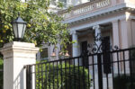 Μαξίμου: Τα διλήμματα στους πολιτικούς αντιπάλους για τη βία, τις υβριδικές απειλές και τις μνήμες από το δημοψήφισμα