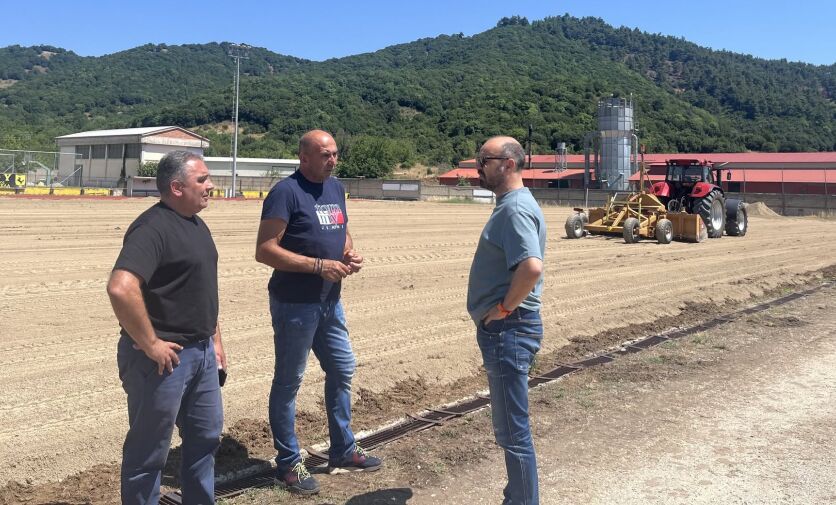 Ανακατασκευή του χλοοτάπητα στο Δημοτικό Γήπεδο Μουζακίου σε εξέλιξη