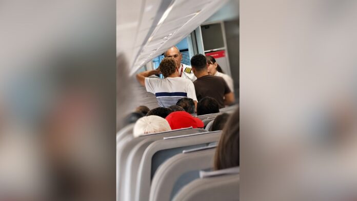 Πτήση από τη Μύκονο για Νάπολη: Επιβάτες σηκώθηκαν μέσα στο αεροπλάνο και αρνούνταν να καθίσουν στις θέσεις τους