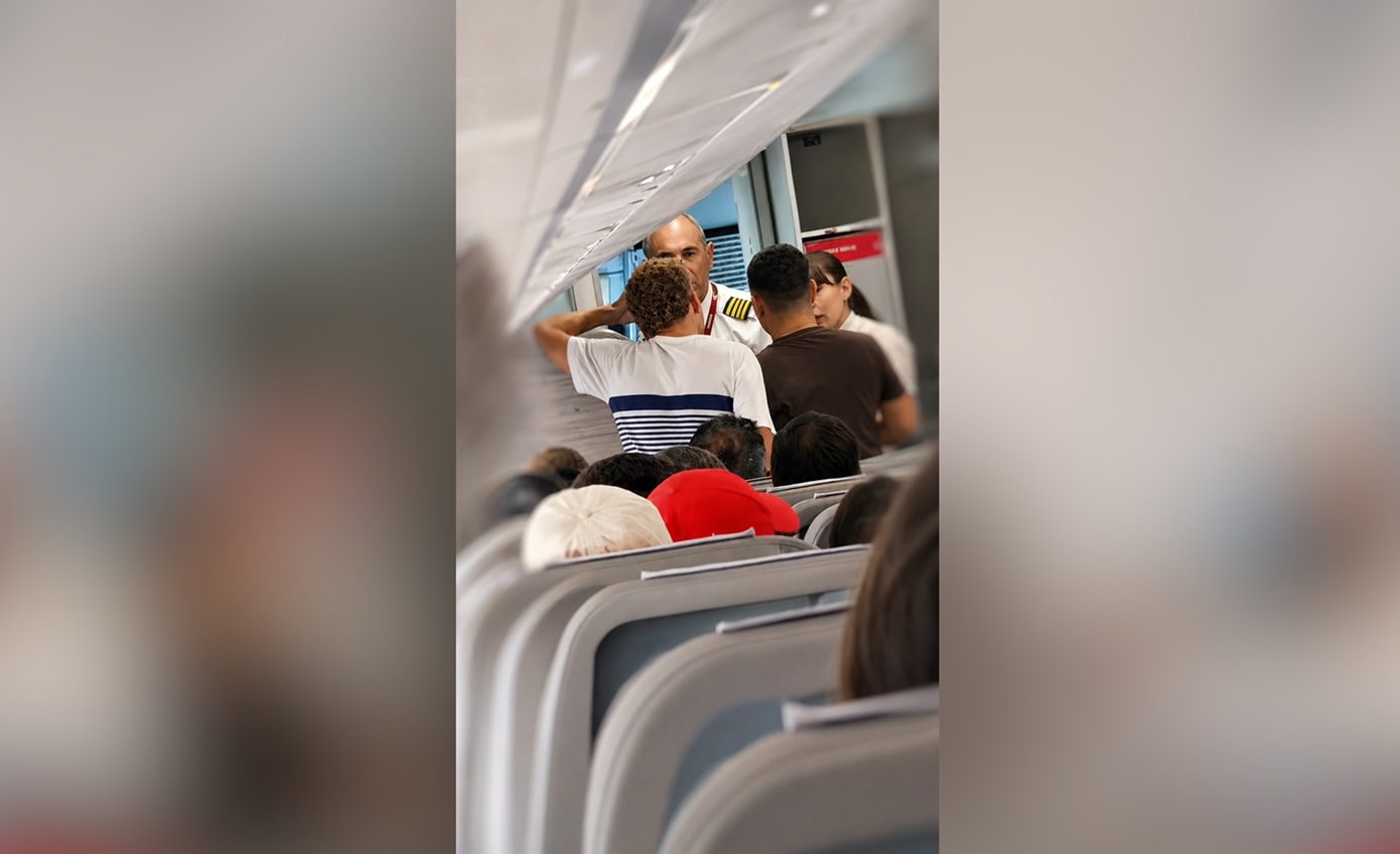 Πτήση από τη Μύκονο για Νάπολη: Επιβάτες σηκώθηκαν μέσα στο αεροπλάνο και αρνούνταν να καθίσουν στις θέσεις τους