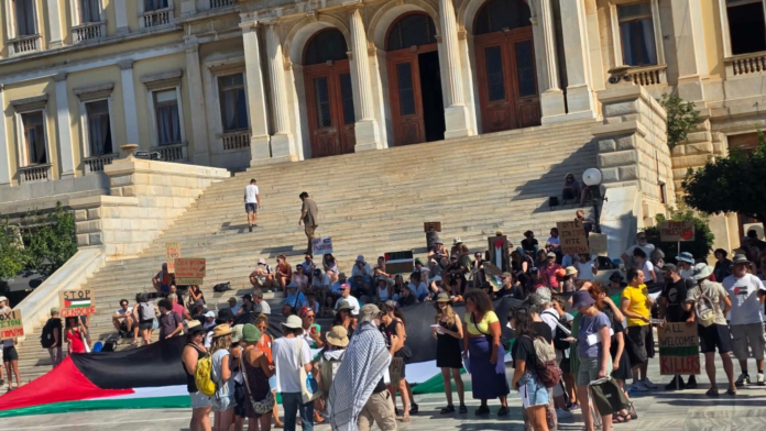Σύρος: Διαδηλώσεις κατοίκων για το κρουαζιερόπλοιο ισραηλινών συμφερόντων και νέα αναταραχή