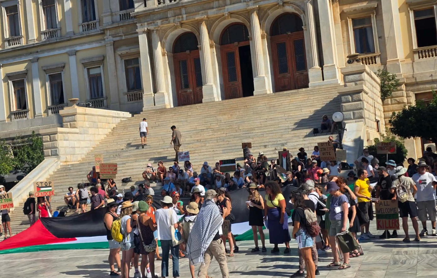 Σύρος: Διαδηλώσεις κατοίκων για το κρουαζιερόπλοιο ισραηλινών συμφερόντων και νέα αναταραχή